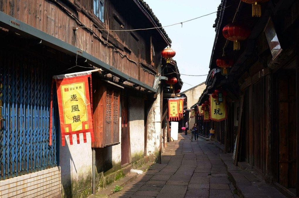 淇滨区丁香巷商业街完善业态打造诚信品牌